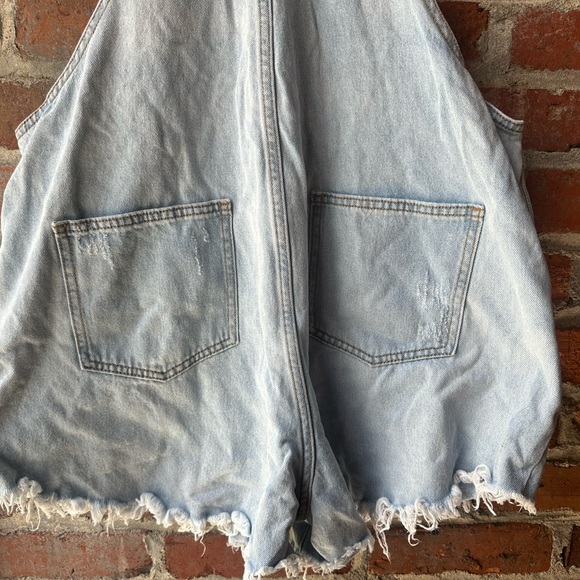 Wild Fable Women's Overall Shorts Distressed Light Wash Frayed Ends, size Large - Picture 8 of 11